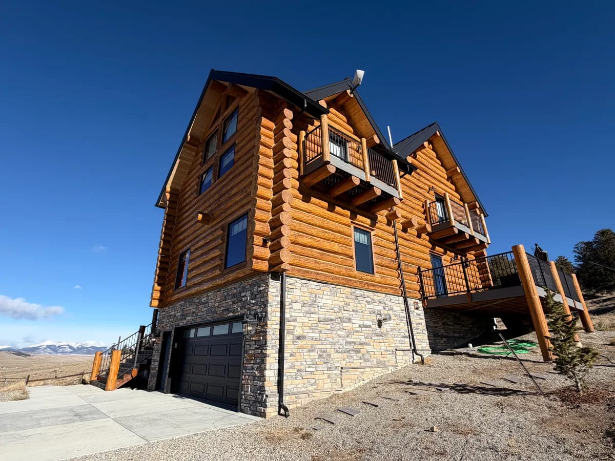 Log home staining and chinking project completed in Como, Colorado